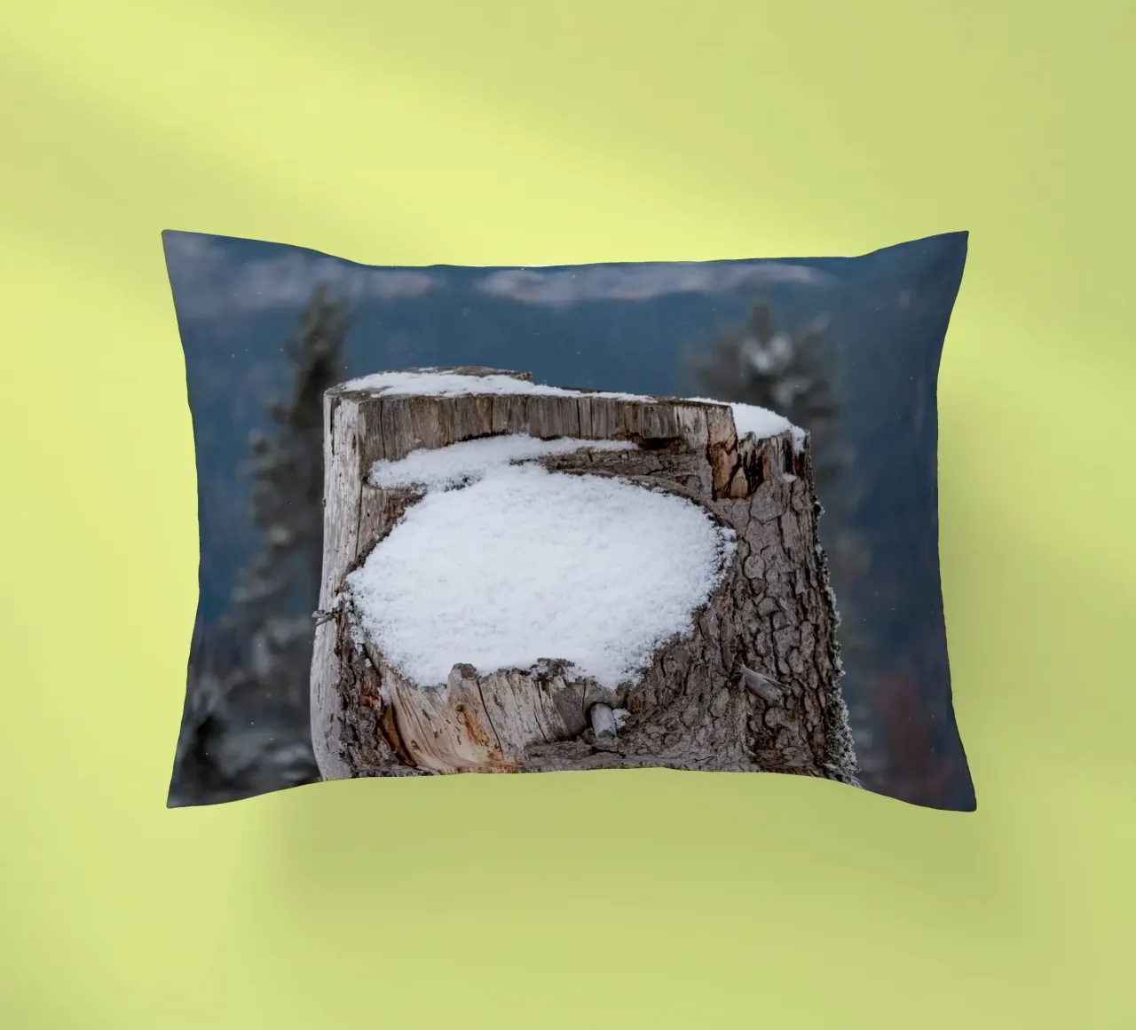 Tronco d'albero coperto di neve cuscino da anderm