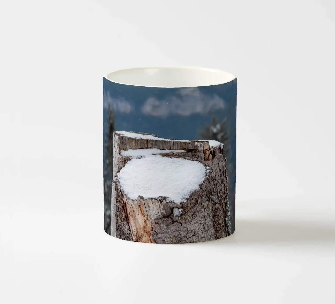 Tronco d'albero coperto di neve tazza in ceramica da anderm
