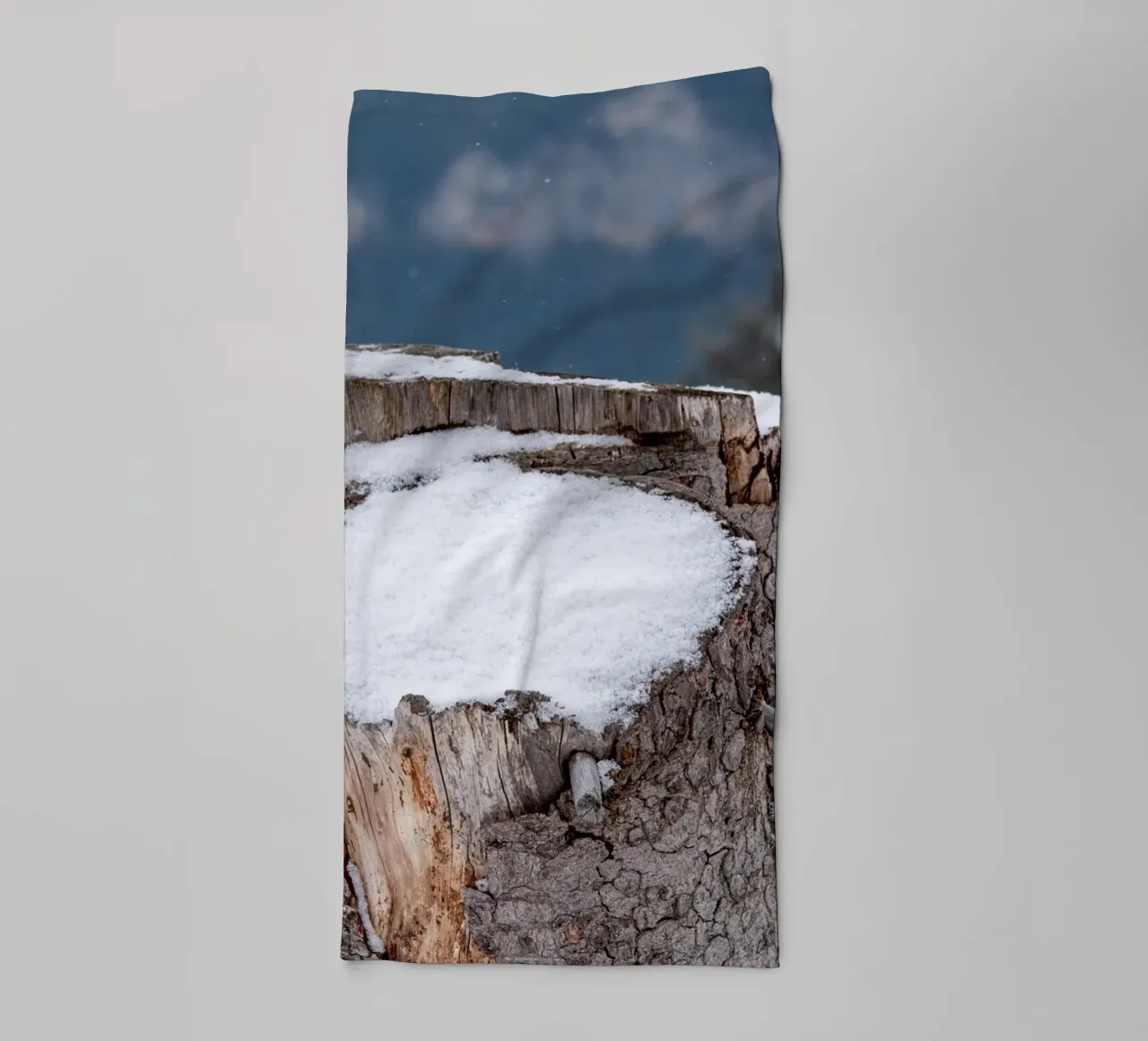 Tronco d'albero coperto di neve asciugamano da bagno da anderm