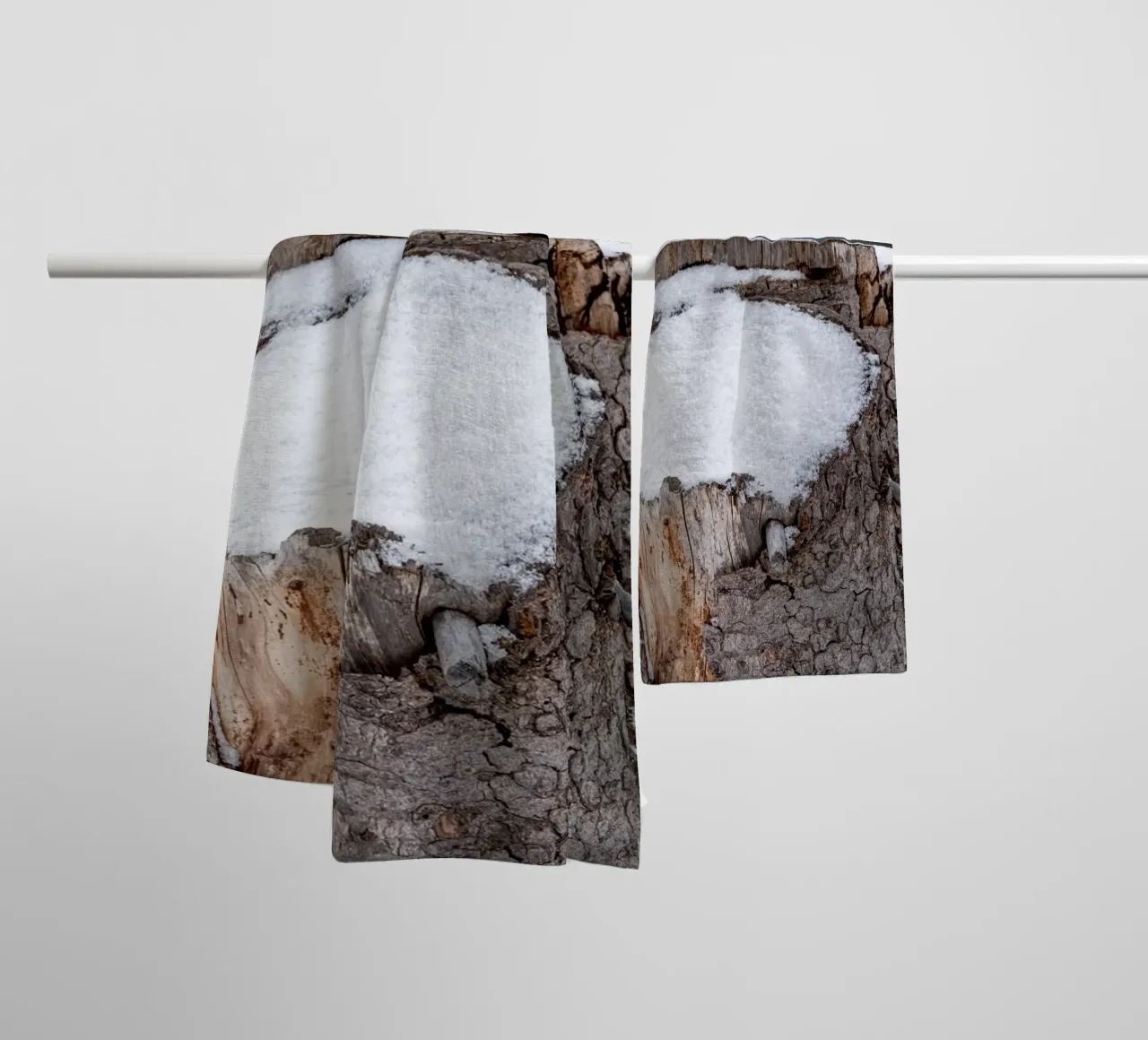 Tronco d'albero coperto di neve asciugamano da bagno da anderm
