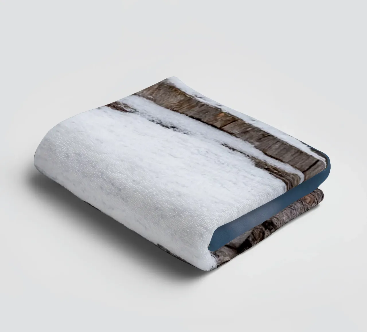 Tronco d'albero coperto di neve asciugamano da bagno da anderm