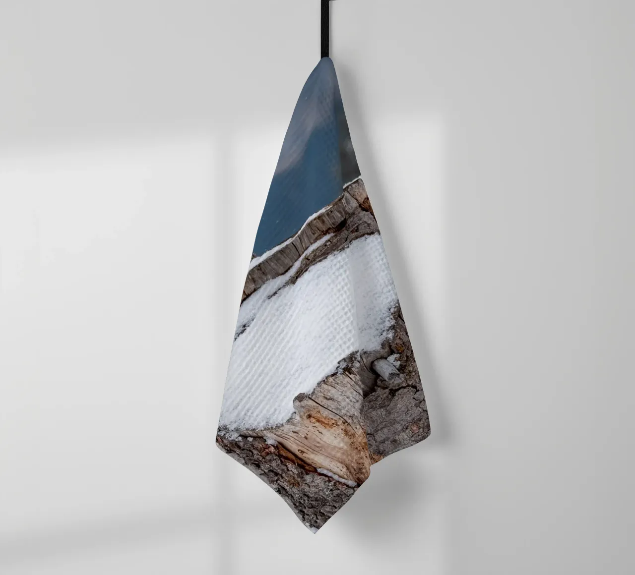 Tronco d'albero coperto di neve canovaccio da cucina da anderm