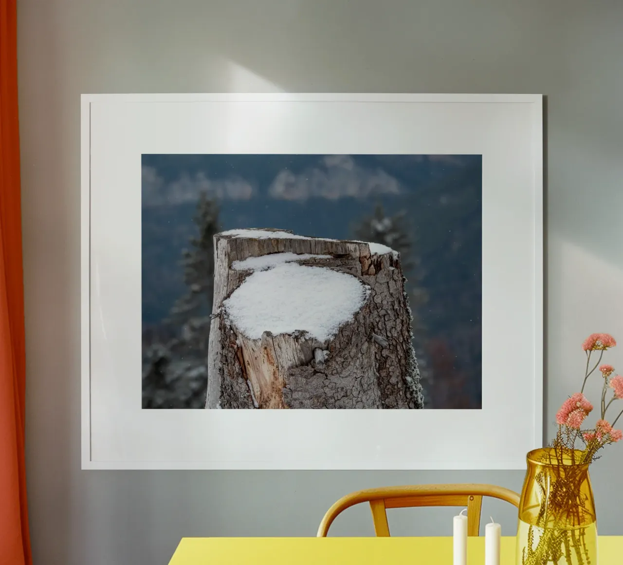 Tronco d'albero coperto di neve poster con telaio in alluminio da anderm