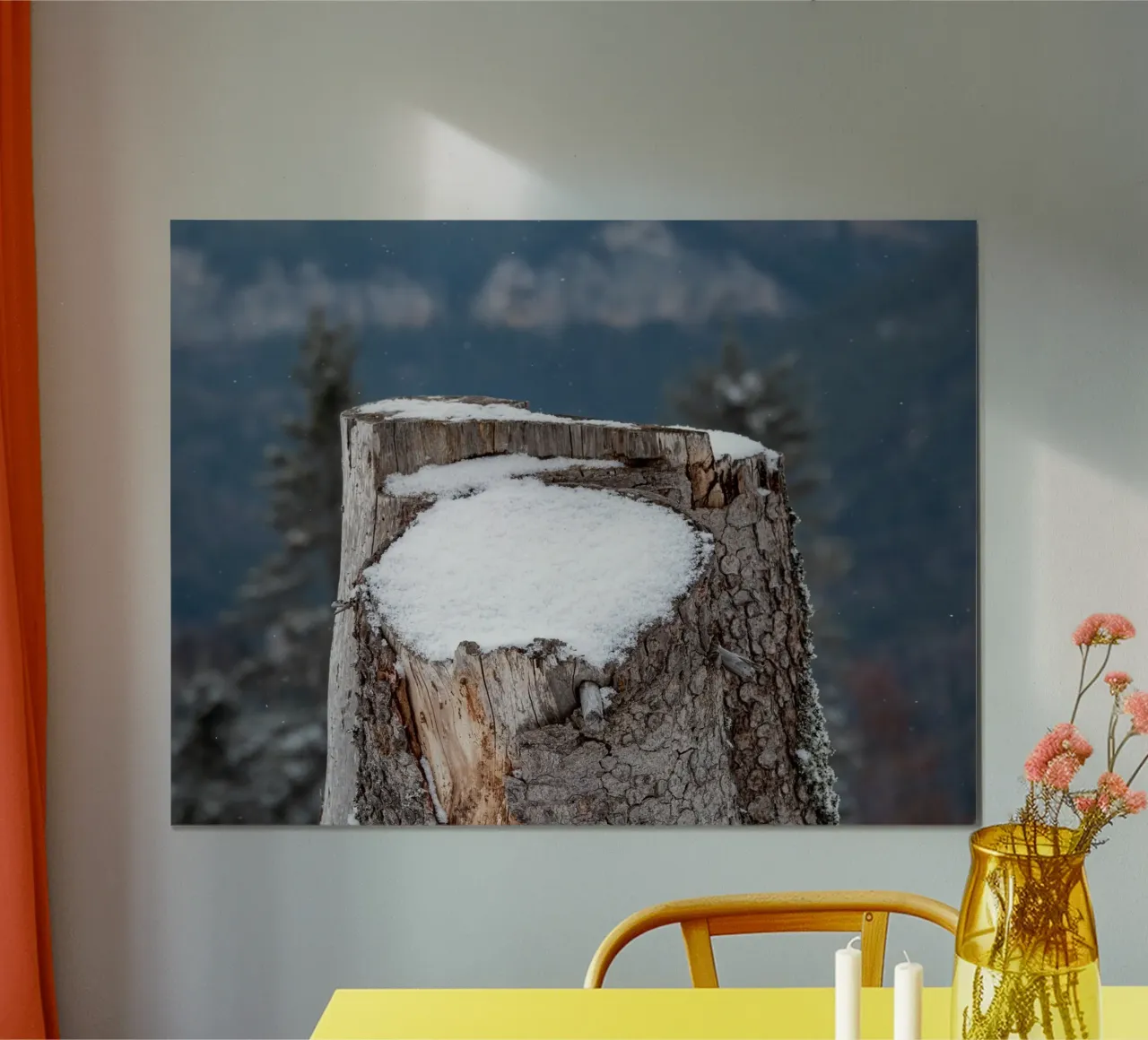 Tronco d'albero coperto di neve poster con telaio in alluminio da anderm