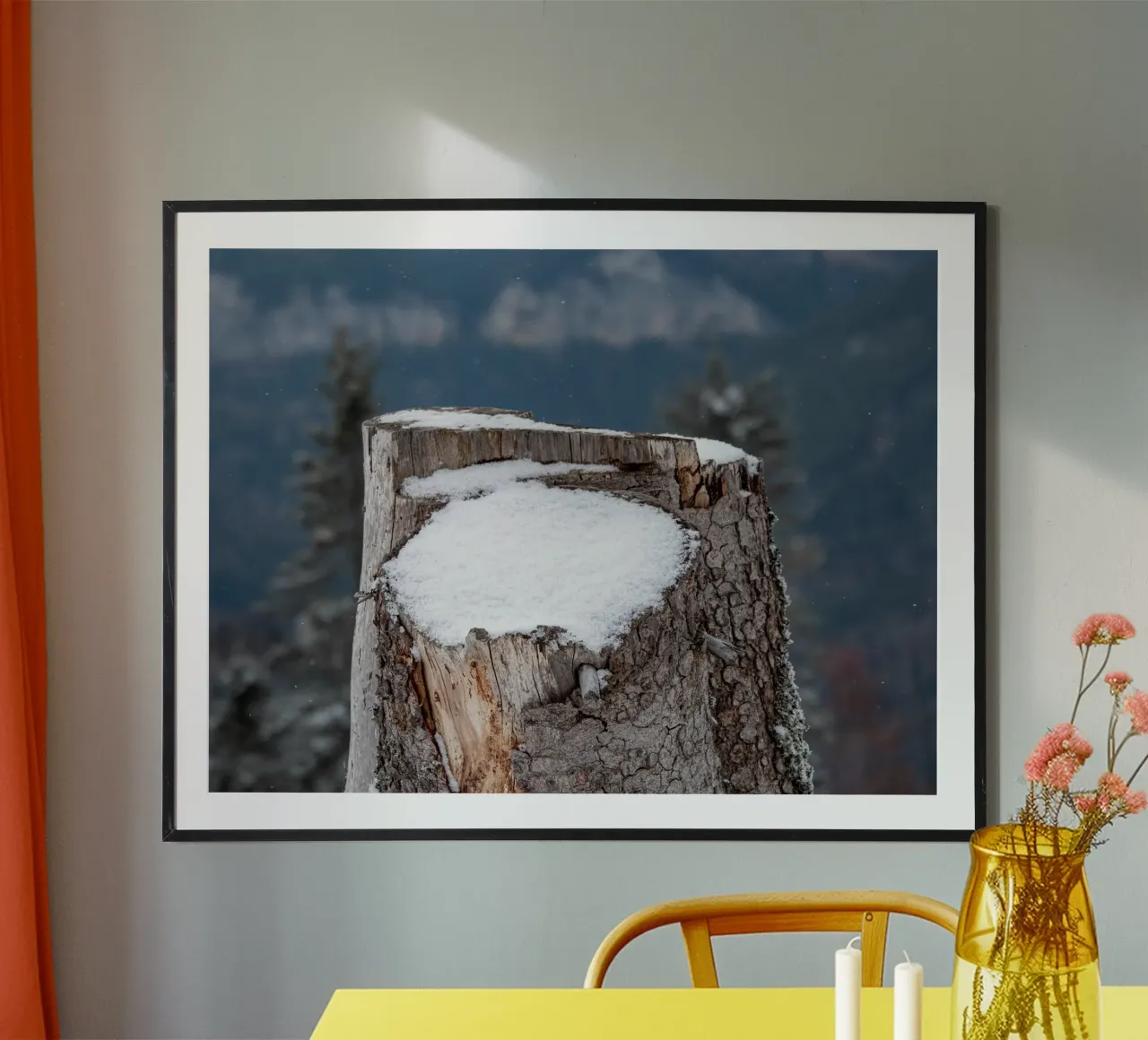 Tronco d'albero coperto di neve poster con telaio in alluminio da anderm