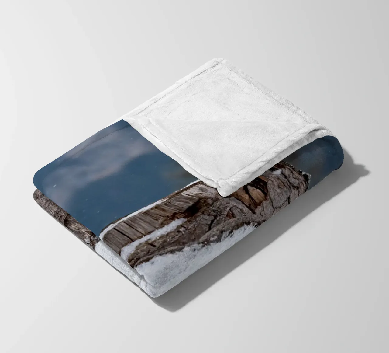 Tronco d'albero coperto di neve coperta in pile da anderm