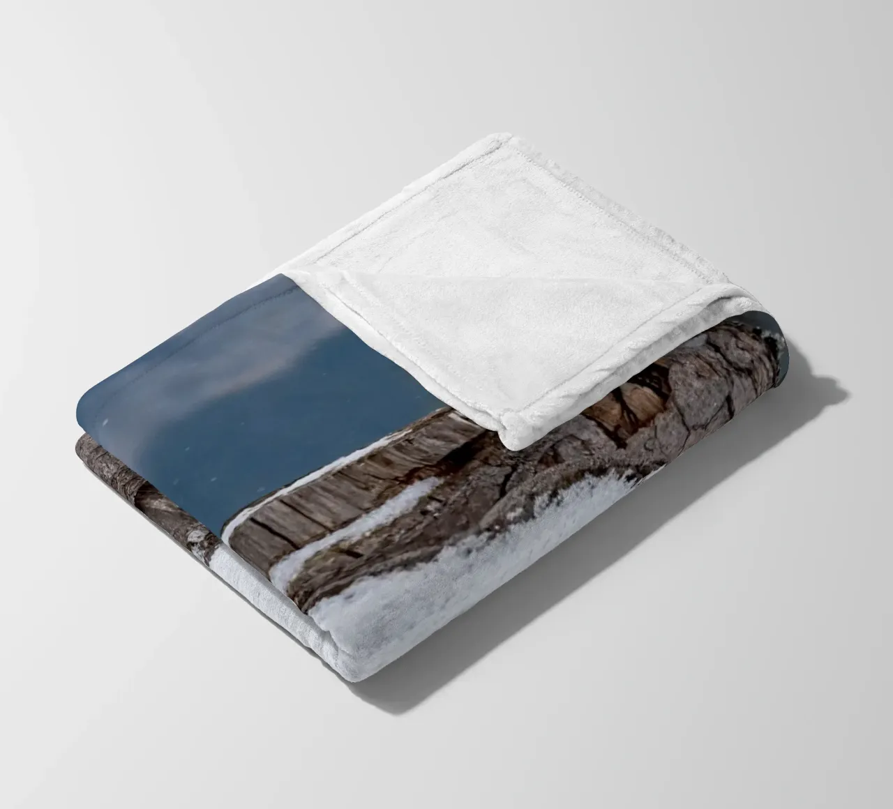 Tronco d'albero coperto di neve coperta in pile da anderm