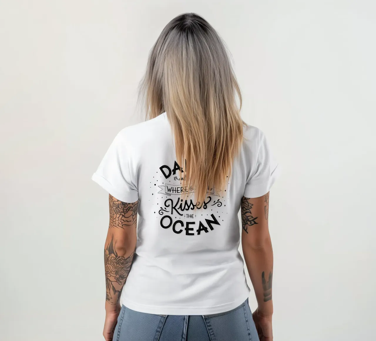 Balla con me dove il sole bacia l'oceano. Liebe. t-shirt da CalliLetters