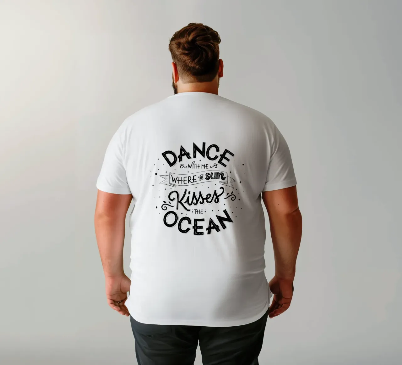Balla con me dove il sole bacia l'oceano. Liebe. t-shirt da CalliLetters