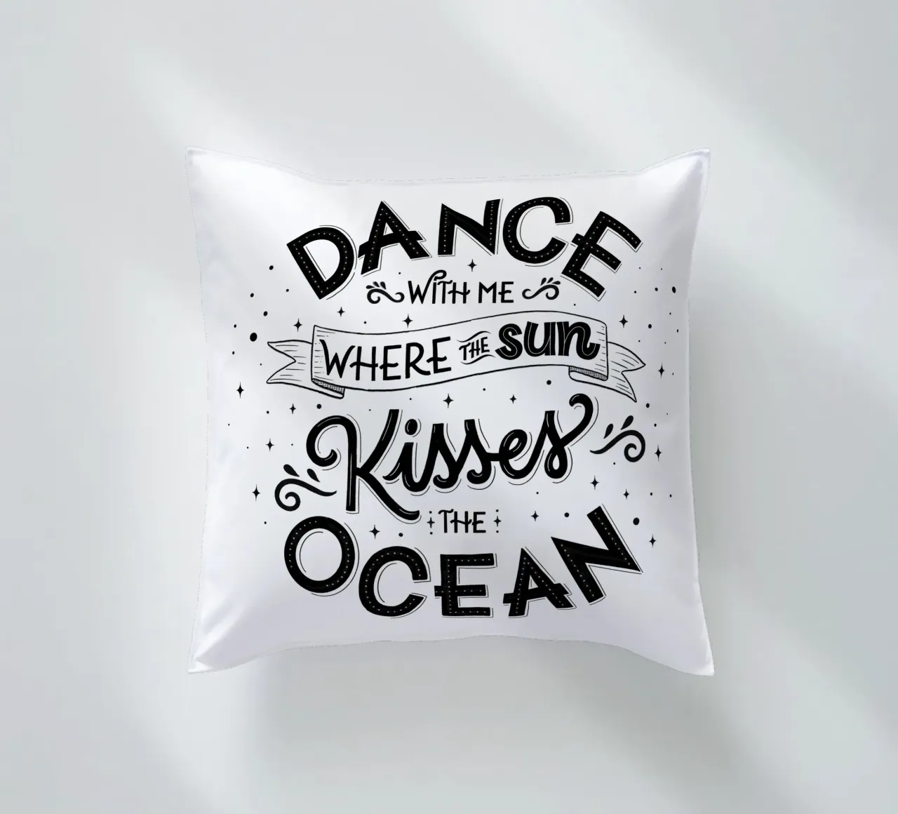 Balla con me dove il sole bacia l'oceano. Liebe. cuscino da CalliLetters