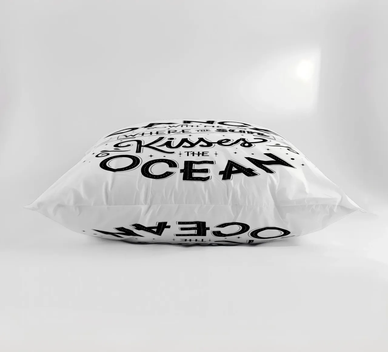 Balla con me dove il sole bacia l'oceano. Liebe. cuscino da CalliLetters