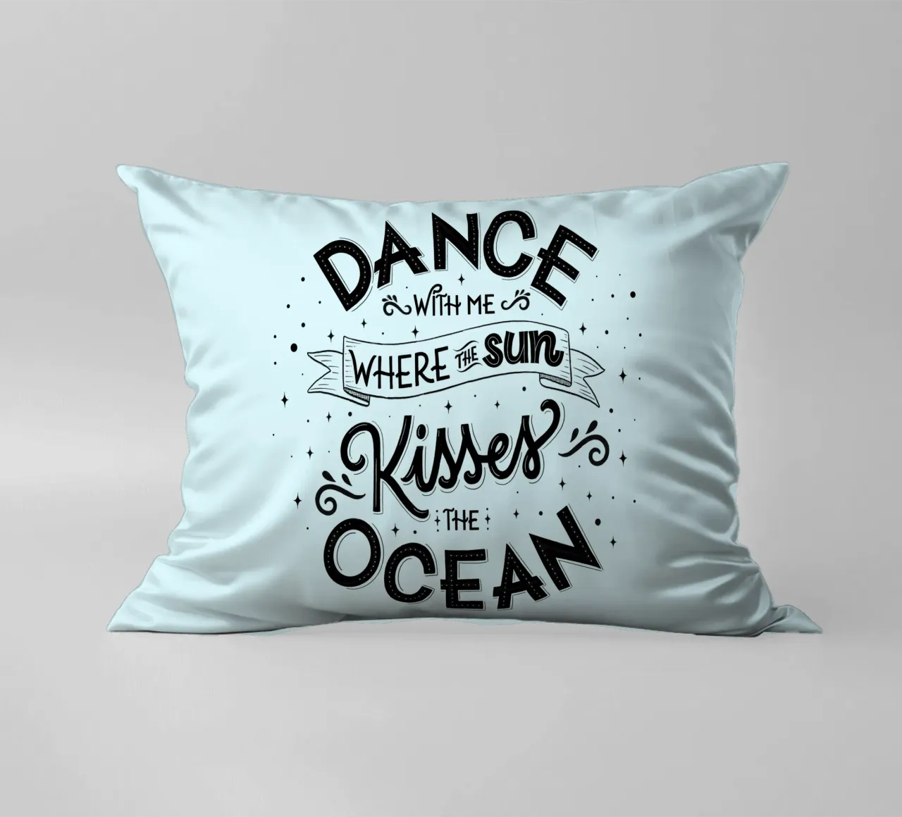 Balla con me dove il sole bacia l'oceano. Liebe. cuscino da CalliLetters