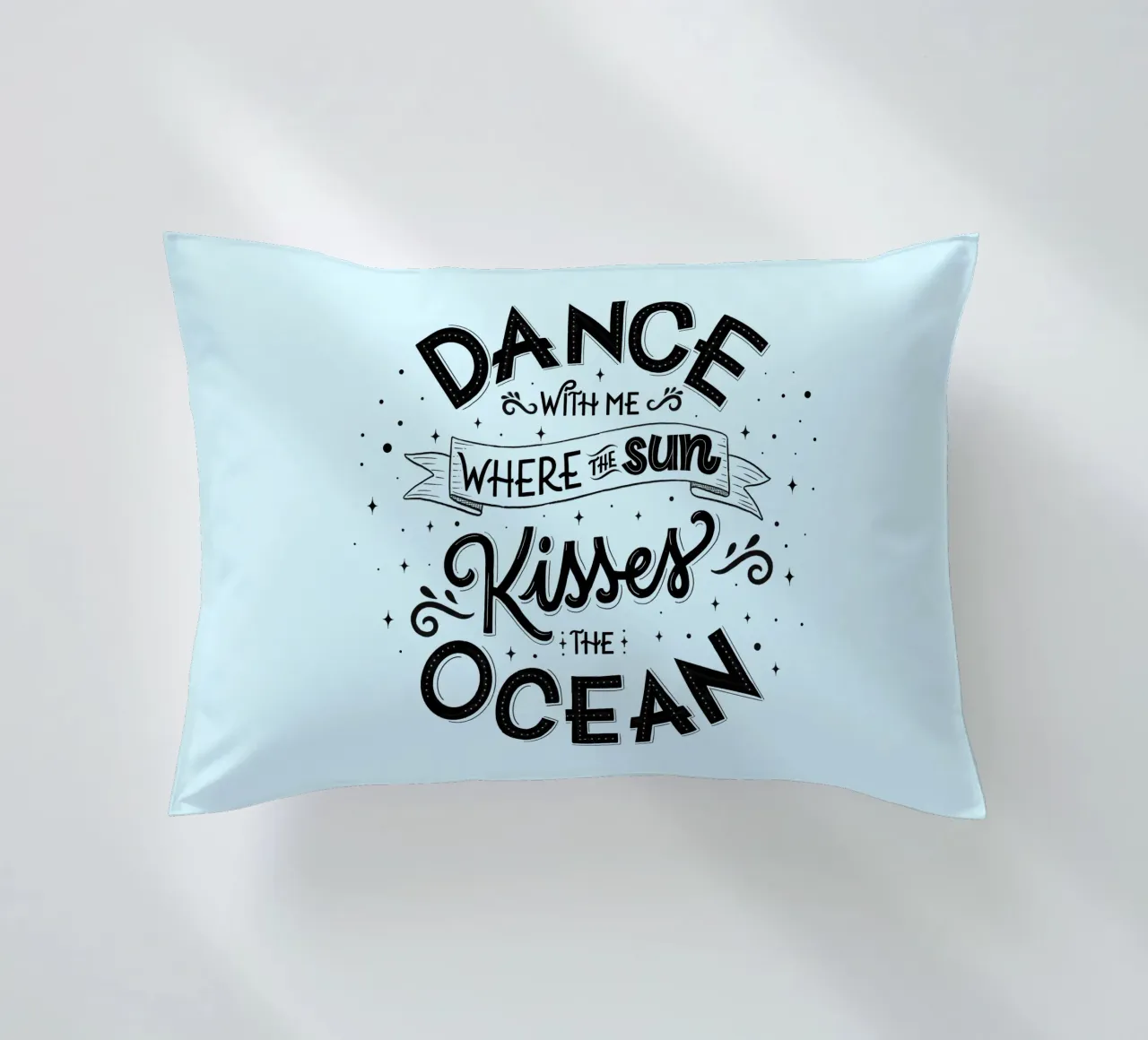 Balla con me dove il sole bacia l'oceano. Liebe. cuscino da CalliLetters