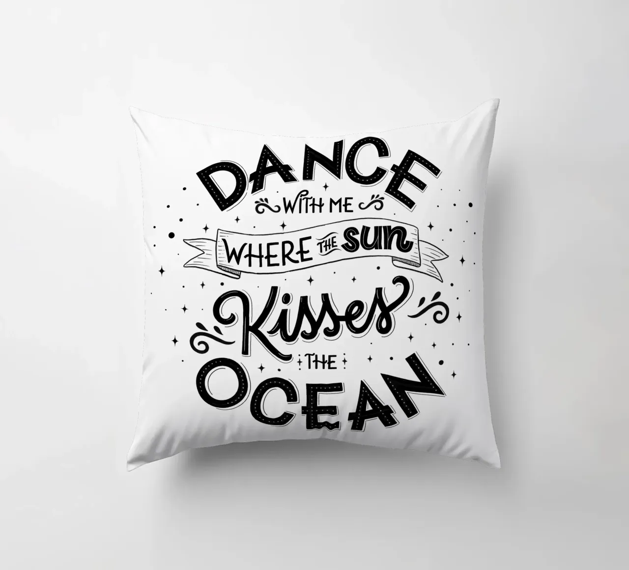 Balla con me dove il sole bacia l'oceano. Liebe. cuscino da CalliLetters