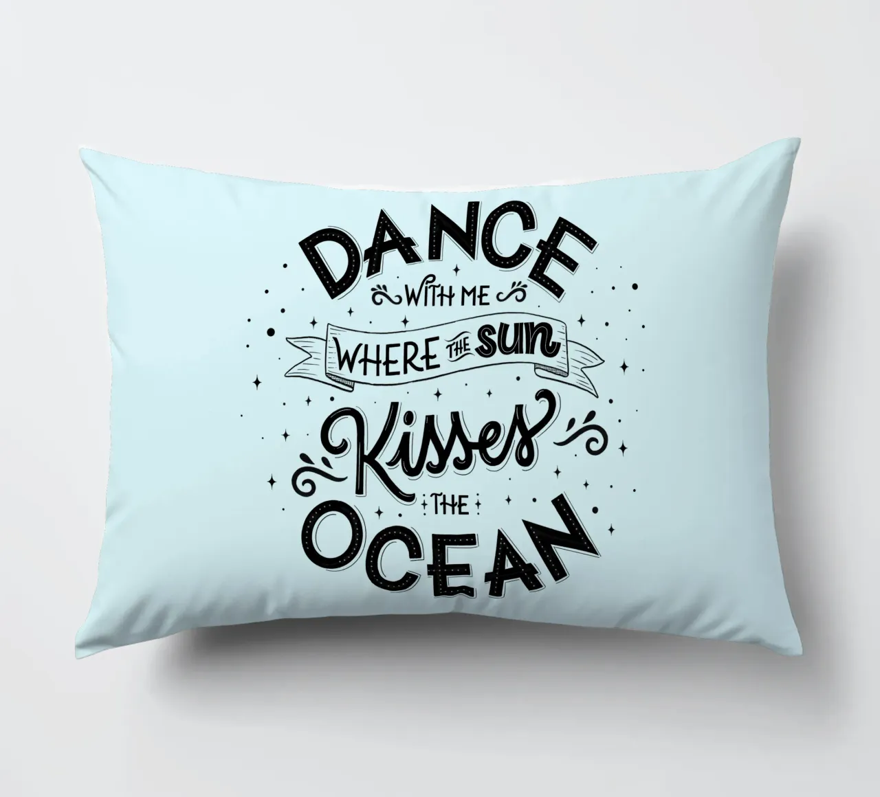 Balla con me dove il sole bacia l'oceano. Liebe. cuscino da CalliLetters
