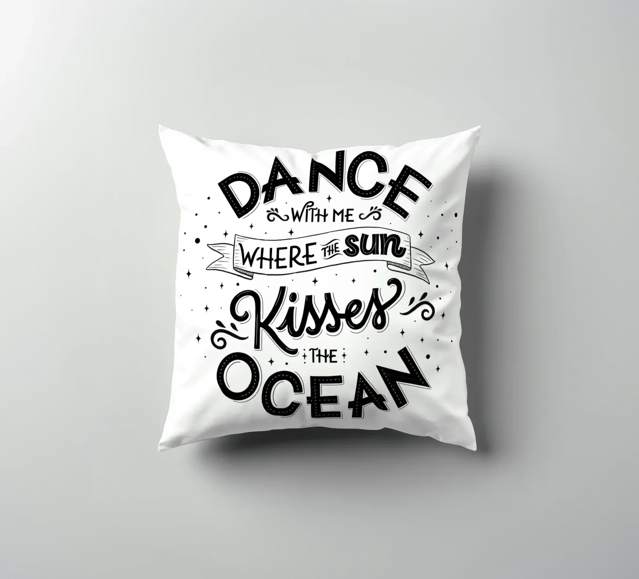 Balla con me dove il sole bacia l'oceano. Liebe. cuscino da CalliLetters