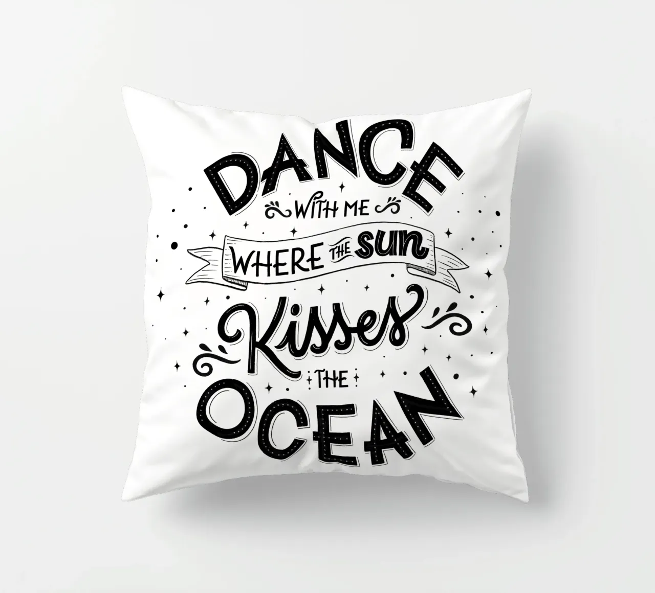 Balla con me dove il sole bacia l'oceano. Liebe. cuscino da CalliLetters
