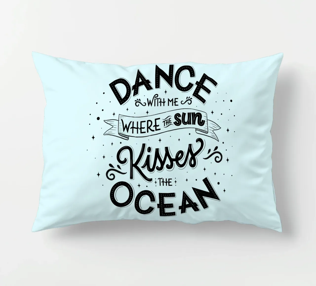 Balla con me dove il sole bacia l'oceano. Liebe. cuscino da CalliLetters