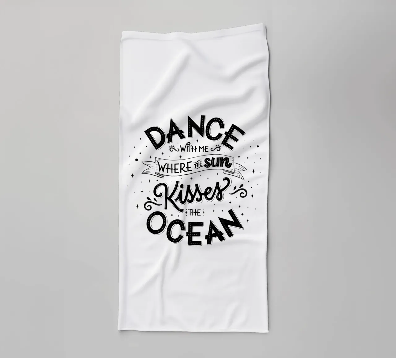 Balla con me dove il sole bacia l'oceano. Liebe. asciugamano da bagno da CalliLetters
