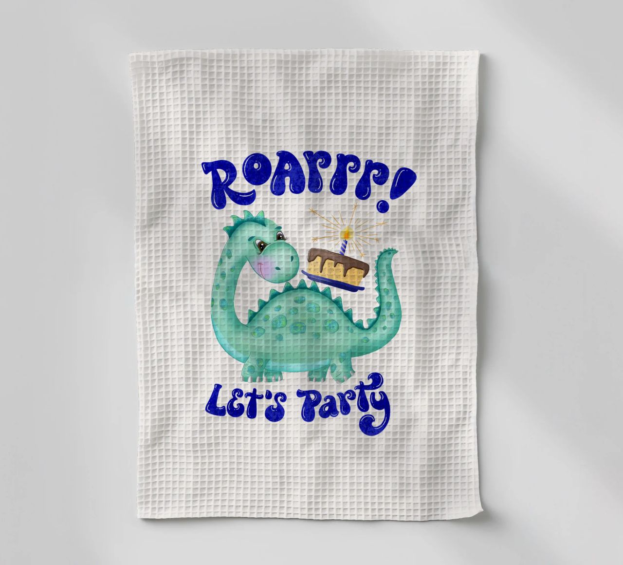 Dinosaure avec gâteau d'anniversaire. Roarrr. Faisons la fête. torchon de CalliLetters