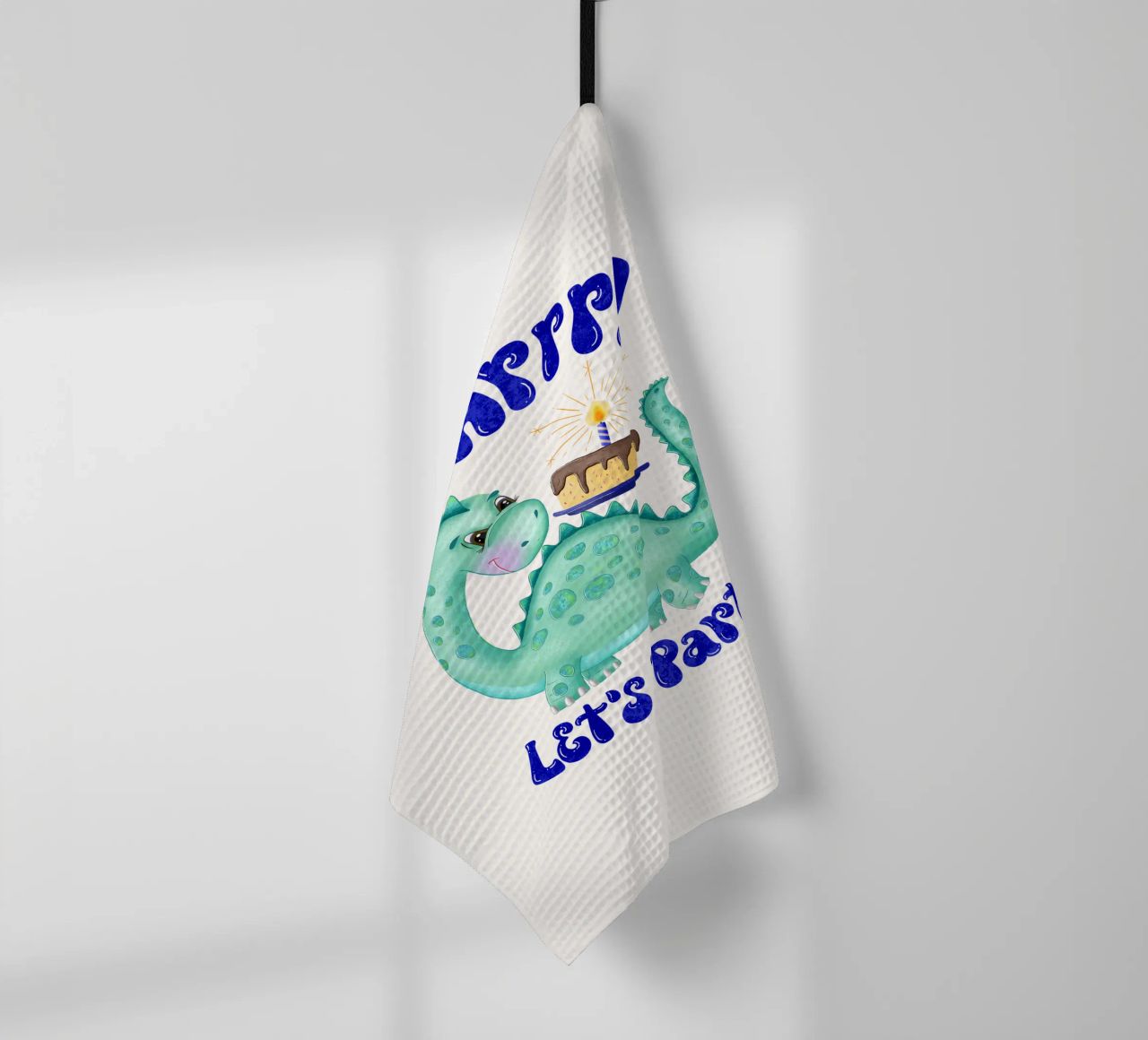 Dinosaure avec gâteau d'anniversaire. Roarrr. Faisons la fête. torchon de CalliLetters