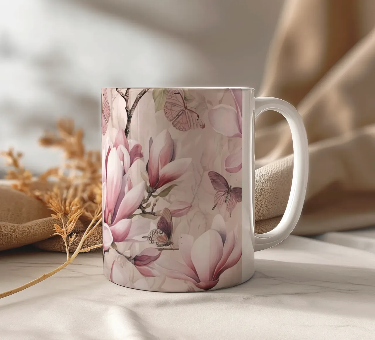 Magnolia And Butterfly Pastel Pink tazza in ceramica da Andrea Haase Floral Passion
