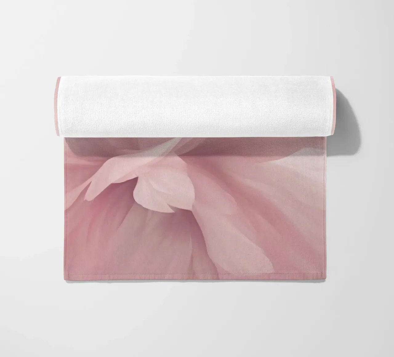 Bare Essence Bloom Brushwork Fiore astratto II telo mare da Andrea Haase Floral Passion