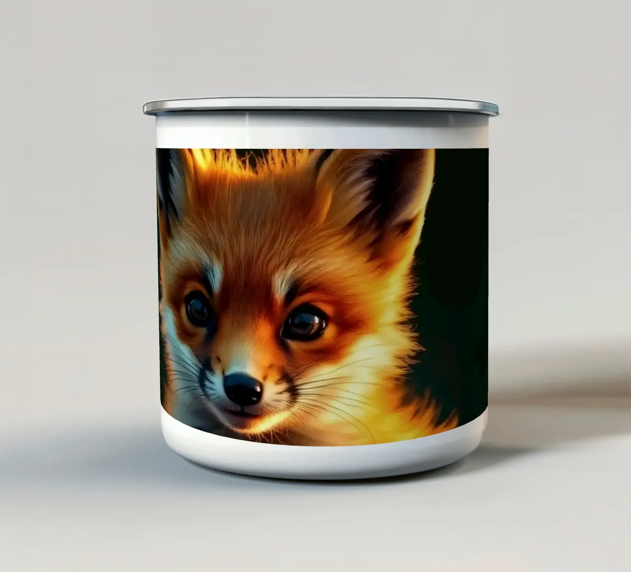 Volpe curiosa circondata da fiori di campo in una morbida luce dorata tazza in smalto da DesignDoodle