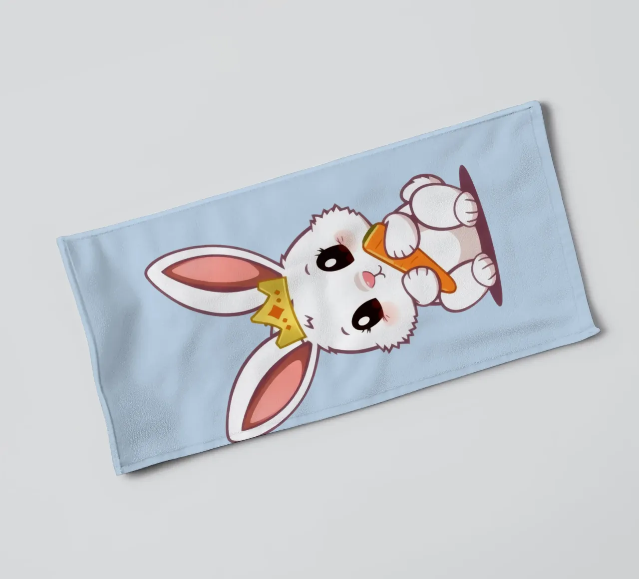 Mignon lapin de dessin animé portant une couronne et mangeant une carotte serviette de bain de DesignDoodle