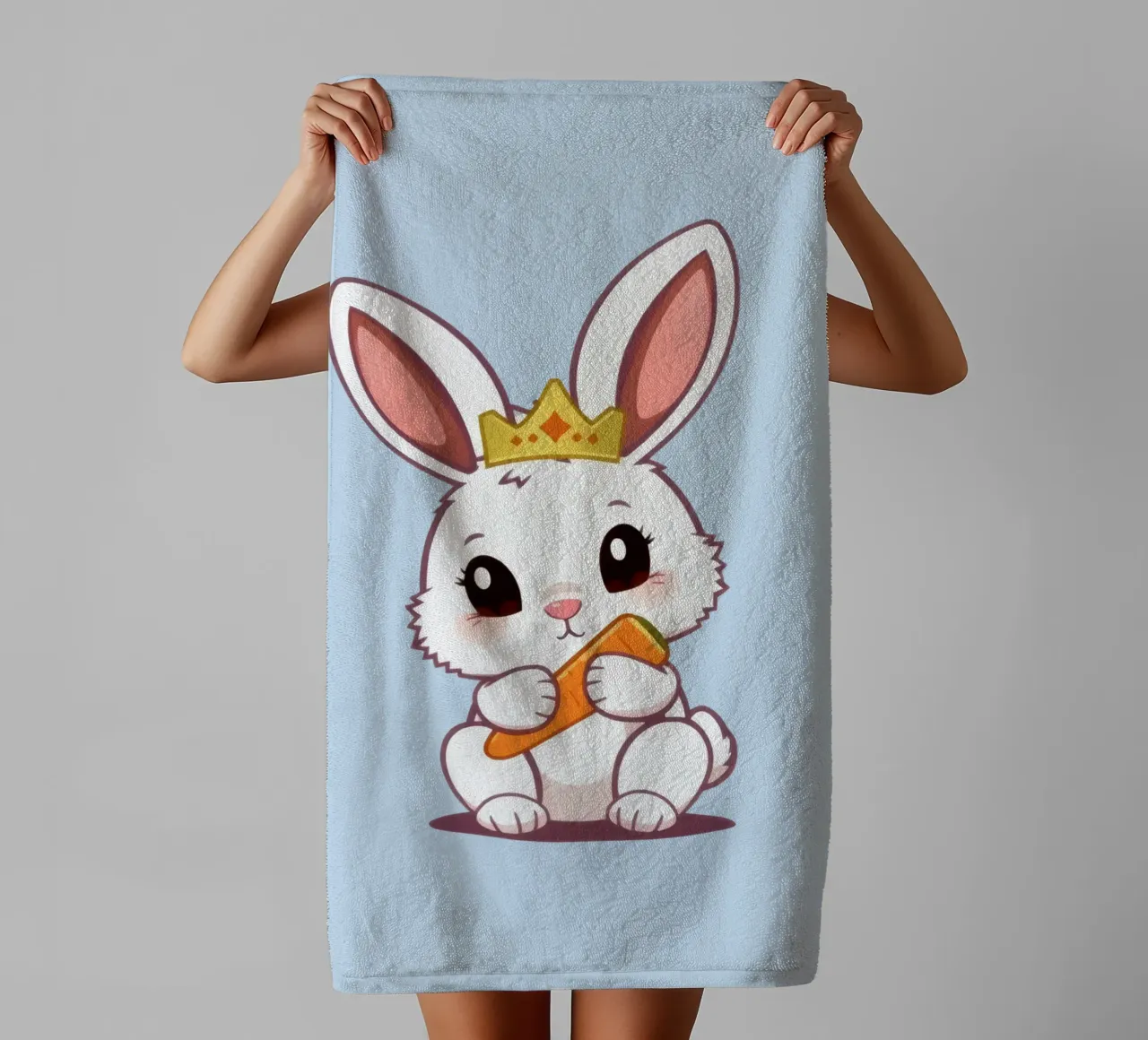 Mignon lapin de dessin animé portant une couronne et mangeant une carotte serviette de bain de DesignDoodle