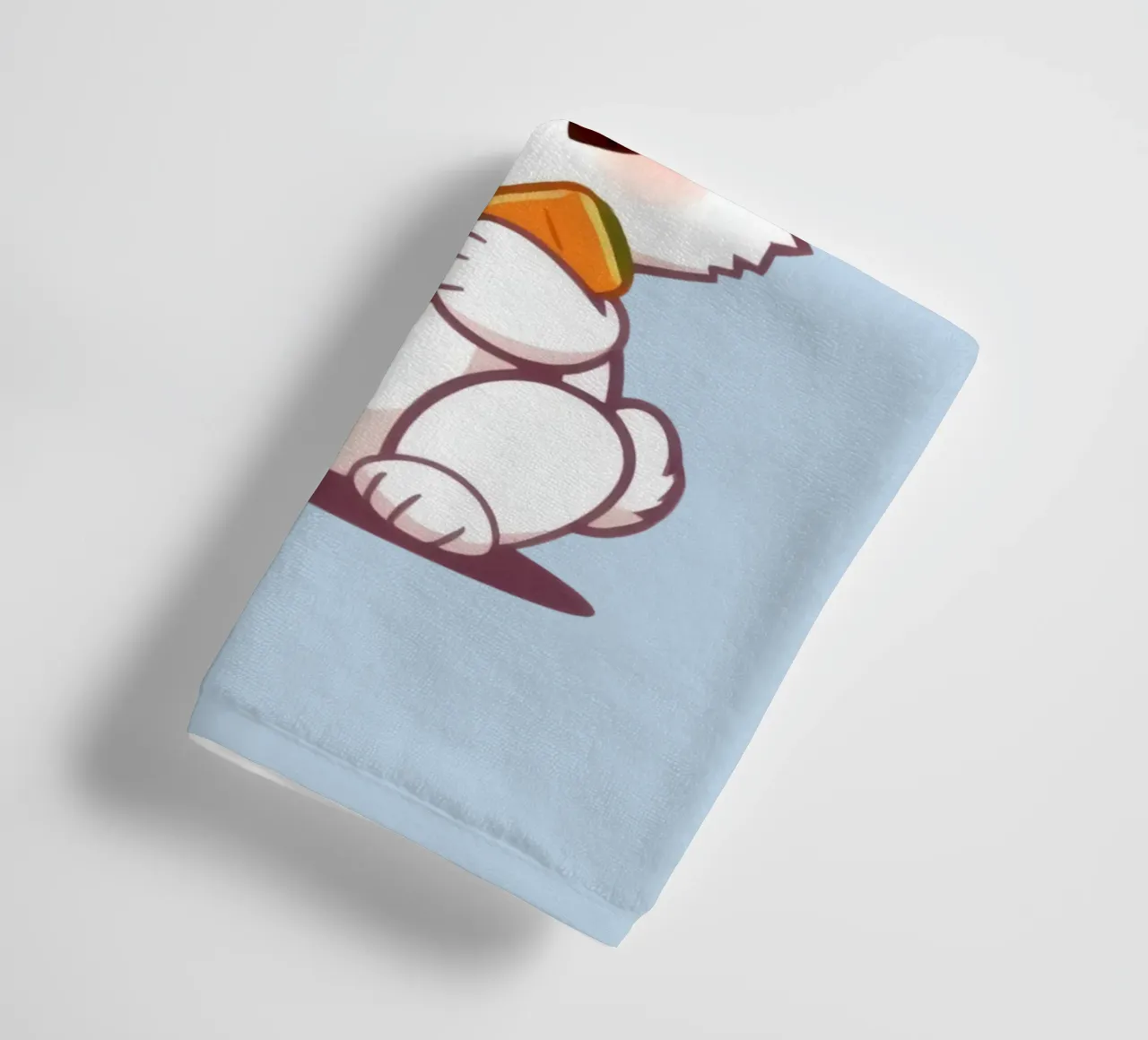 Mignon lapin de dessin animé portant une couronne et mangeant une carotte serviette de bain de DesignDoodle