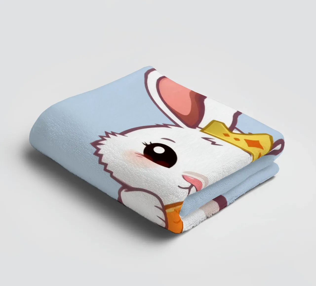 Mignon lapin de dessin animé portant une couronne et mangeant une carotte serviette de bain de DesignDoodle