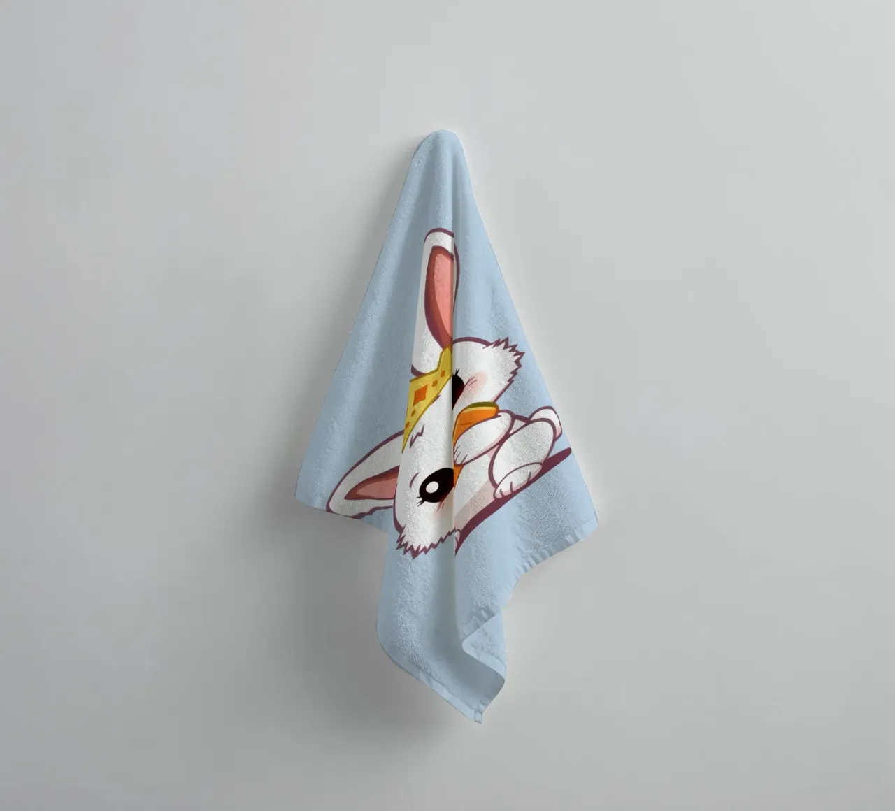 Mignon lapin de dessin animé portant une couronne et mangeant une carotte serviette de bain de DesignDoodle