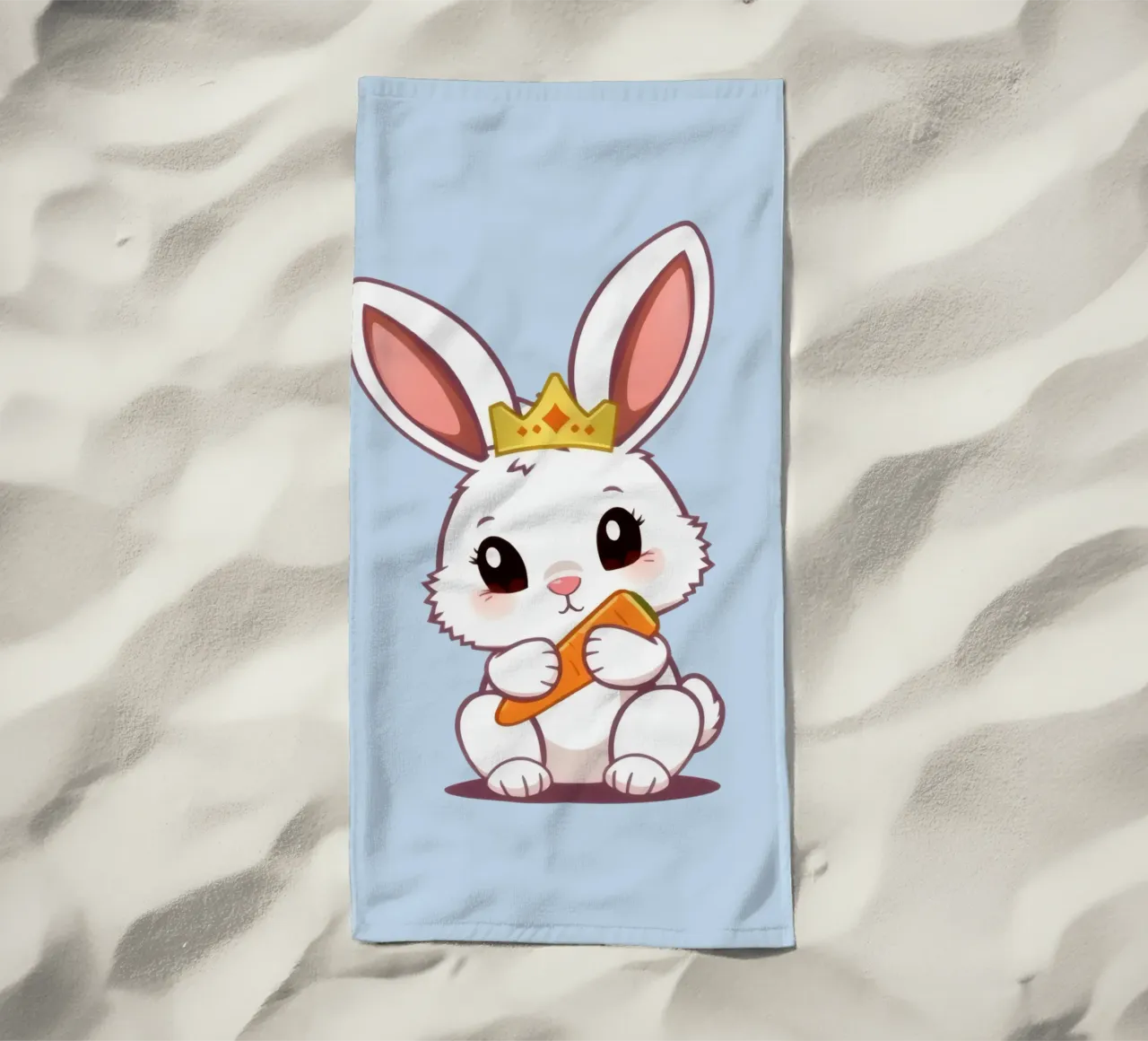 Mignon lapin de dessin animé portant une couronne et mangeant une carotte serviette de plage de DesignDoodle