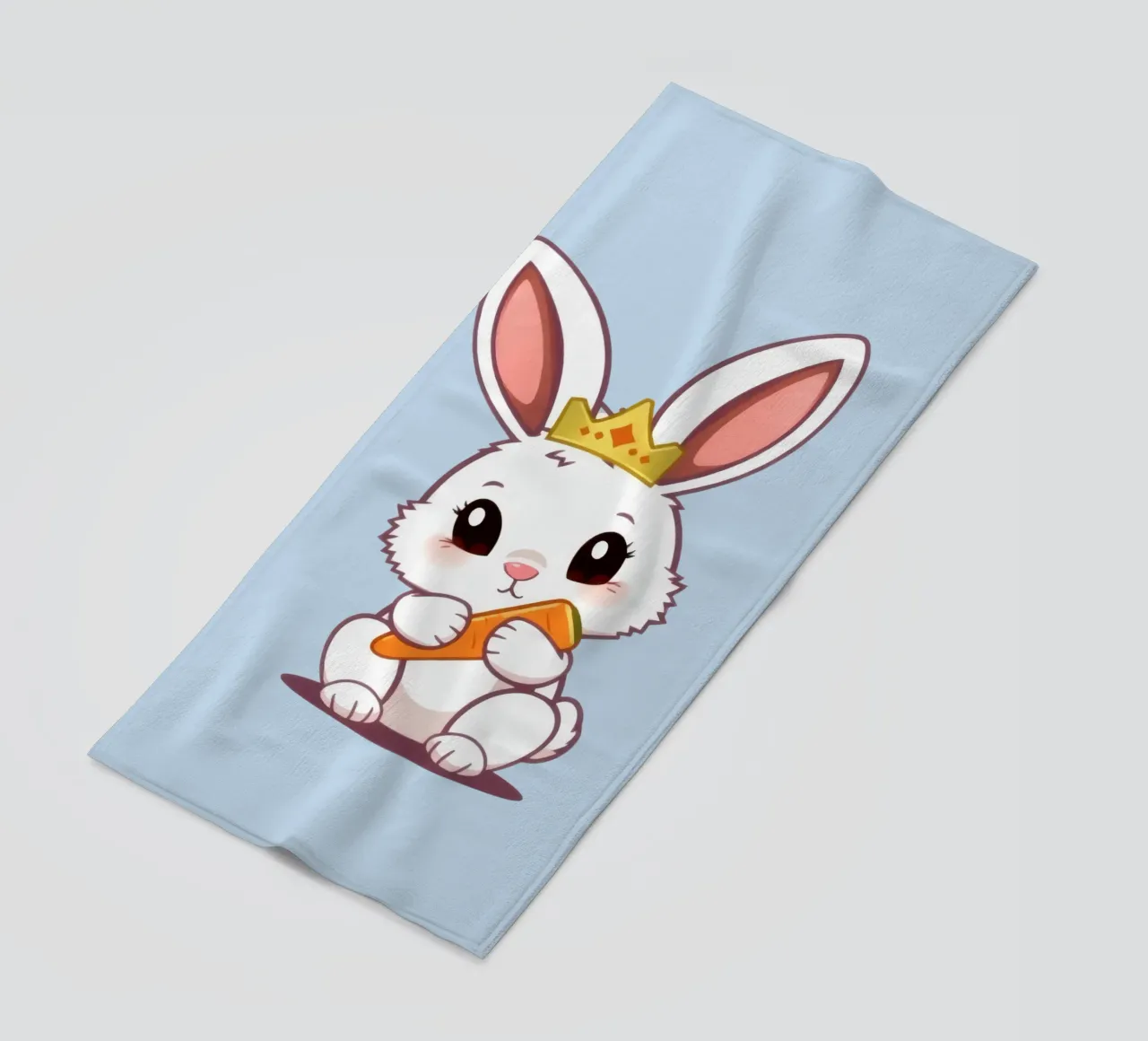 Mignon lapin de dessin animé portant une couronne et mangeant une carotte serviette de plage de DesignDoodle