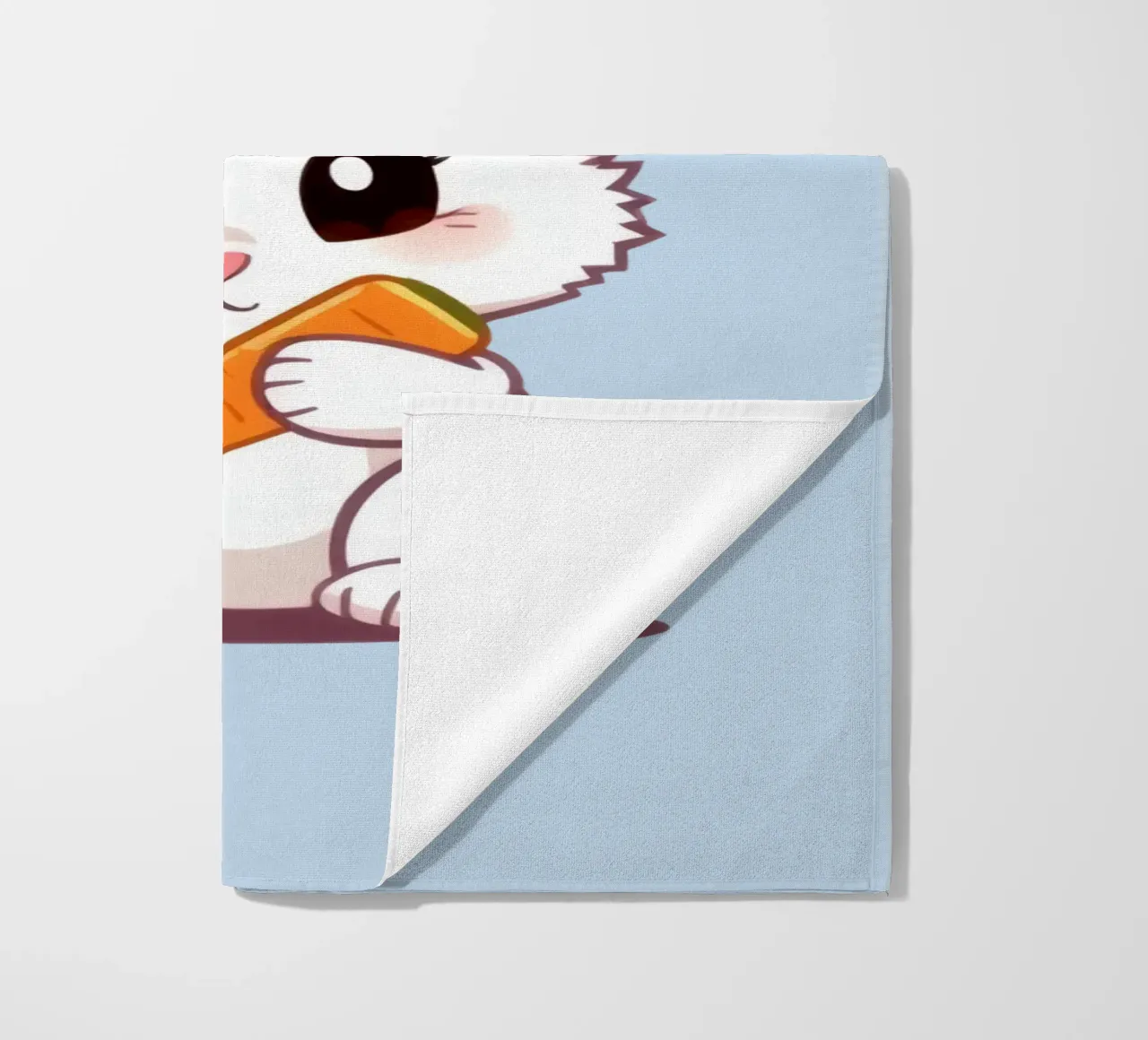 Mignon lapin de dessin animé portant une couronne et mangeant une carotte serviette de plage de DesignDoodle