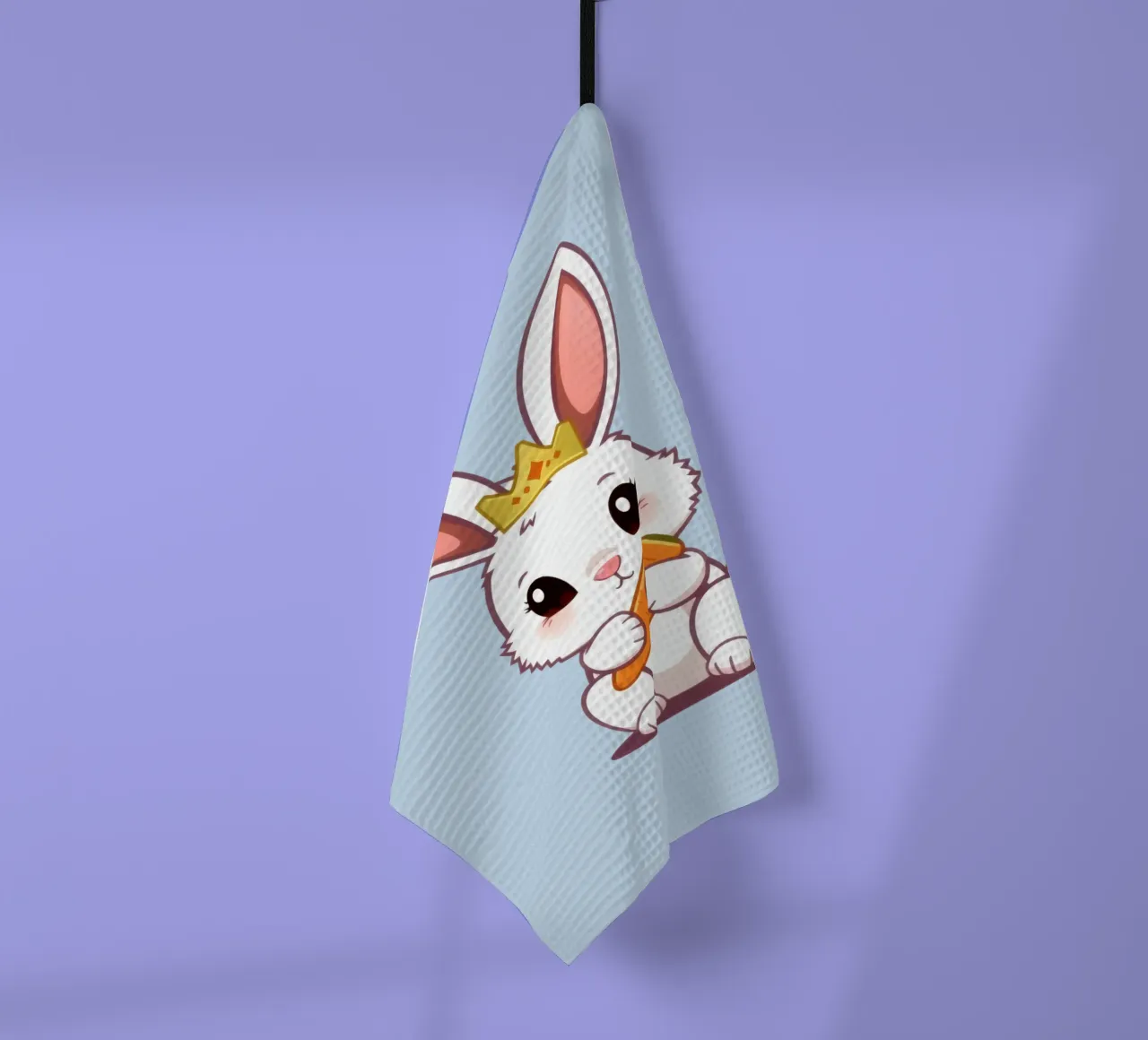 Mignon lapin de dessin animé portant une couronne et mangeant une carotte torchon de DesignDoodle