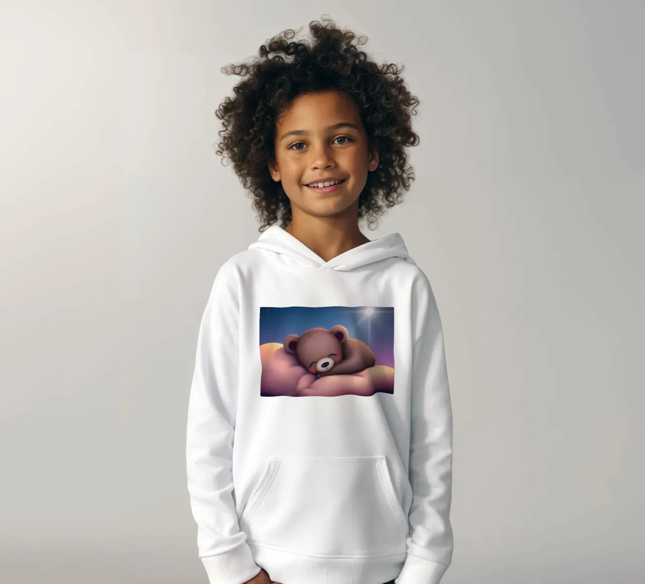 Tenero cucciolo d'orso che dorme pacificamente su una mano gentile felpa bambino con cappuccio da DesignDoodle