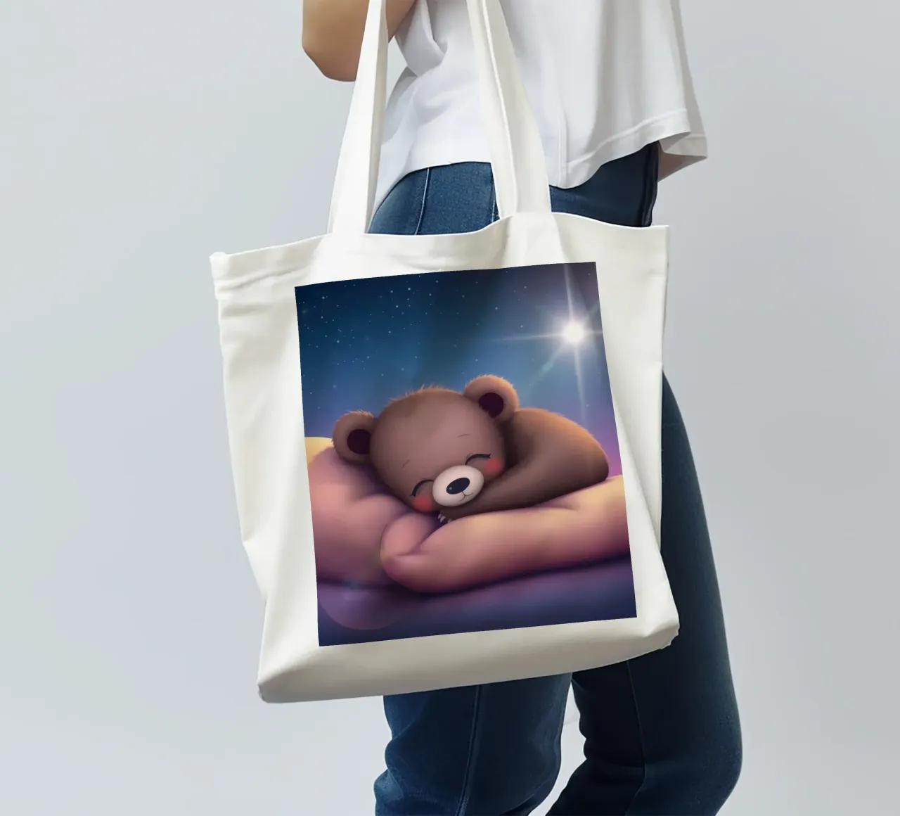 Tenero cucciolo d'orso che dorme pacificamente su una mano gentile borsa in juta da DesignDoodle