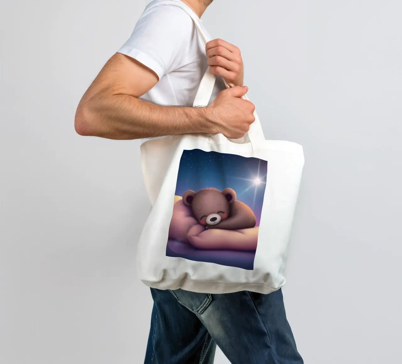 Tenero cucciolo d'orso che dorme pacificamente su una mano gentile borsa in juta da DesignDoodle