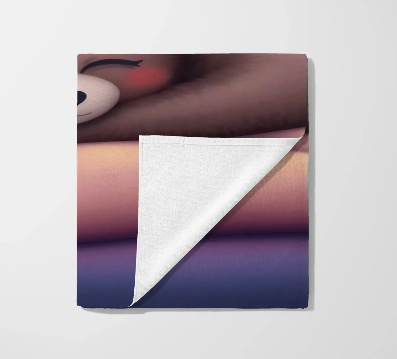 Tenero cucciolo d'orso che dorme pacificamente su una mano gentile telo mare da DesignDoodle