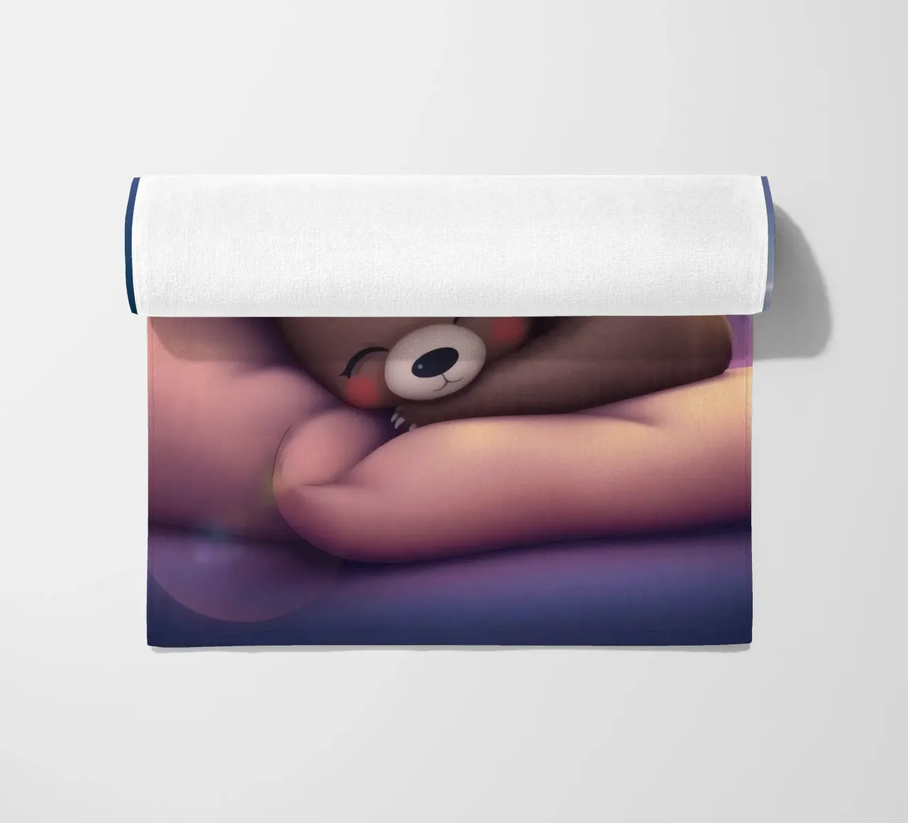 Tenero cucciolo d'orso che dorme pacificamente su una mano gentile telo mare da DesignDoodle