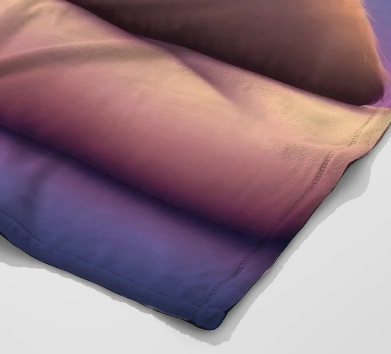 Tenero cucciolo d'orso che dorme pacificamente su una mano gentile coperta in pile da DesignDoodle