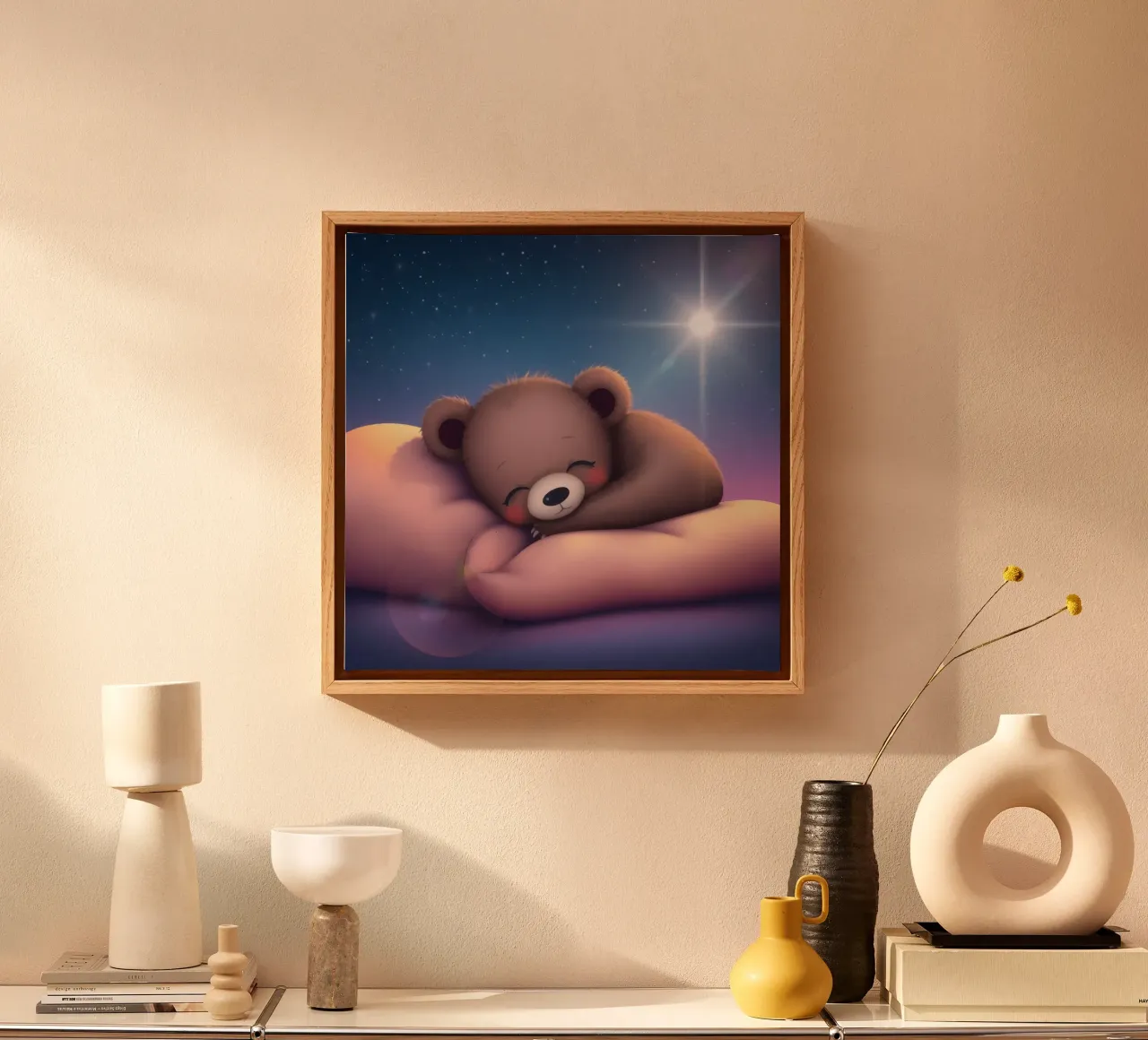 Tenero cucciolo d'orso che dorme pacificamente su una mano gentile tela con Cornice a cassetta da DesignDoodle