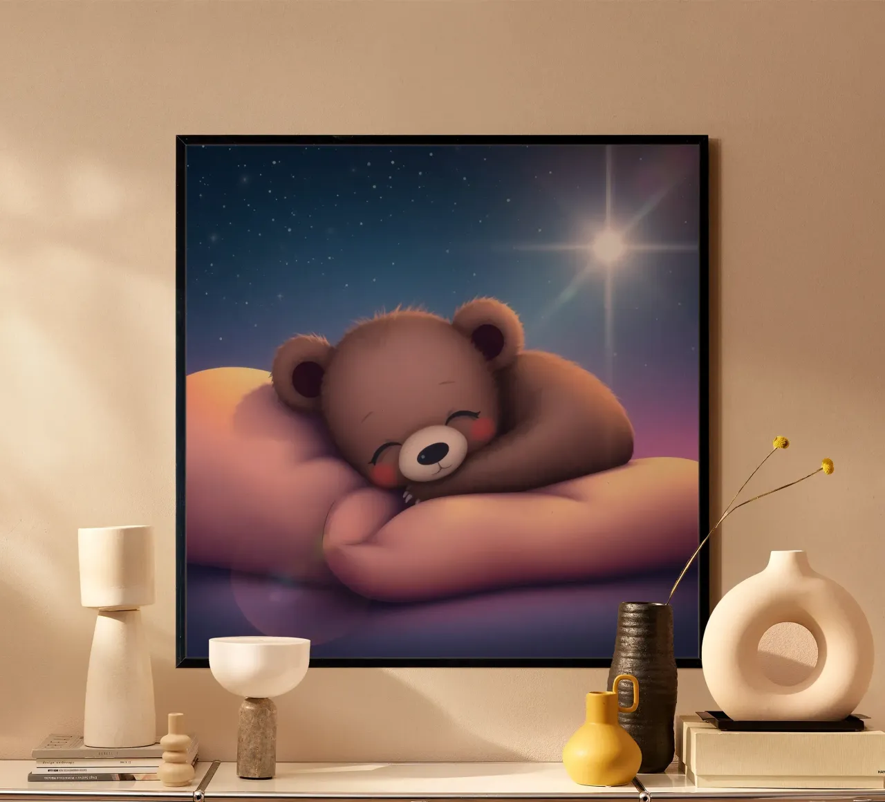 Tenero cucciolo d'orso che dorme pacificamente su una mano gentile poster con telaio in legno da DesignDoodle