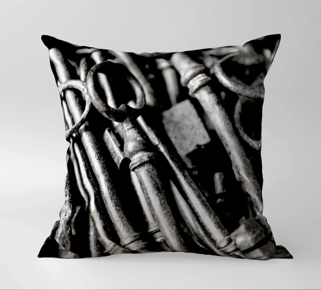 Old Keys cuscino da Magdalena Martin Photography