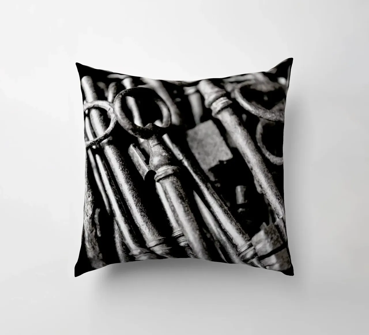 Old Keys cuscino da Magdalena Martin Photography