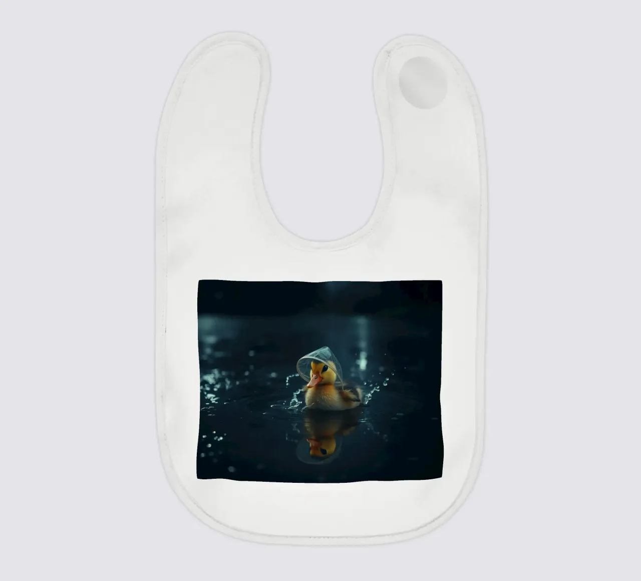 Un anatroccolo con un piccolo cappello nuota in uno stagno scuro e sereno. bavaglino da DesignDoodle