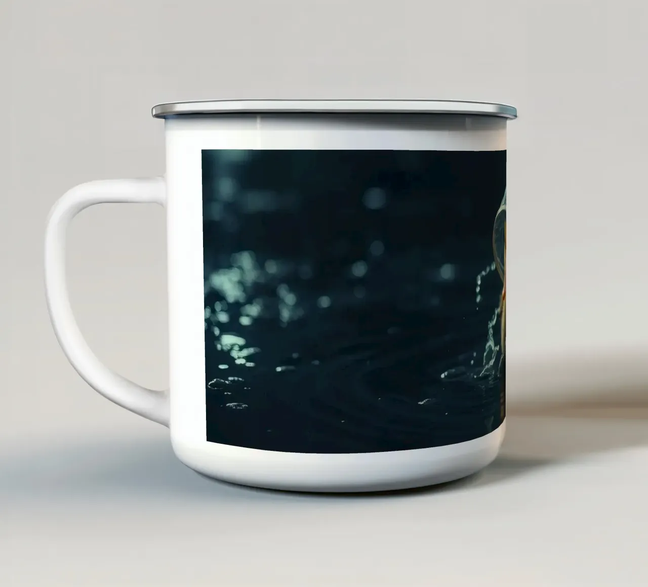 Un anatroccolo con un piccolo cappello nuota in uno stagno scuro e sereno. tazza in smalto da DesignDoodle