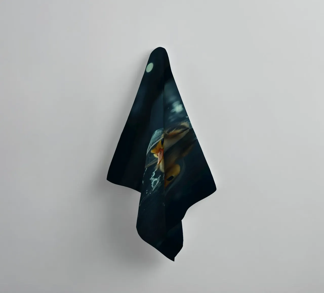 Un anatroccolo con un piccolo cappello nuota in uno stagno scuro e sereno. asciugamano da bagno da DesignDoodle